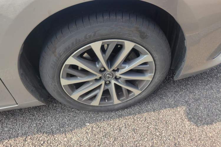 Used Lexus ES 2021 200 Excellence Edition Right Front Wheel Hub