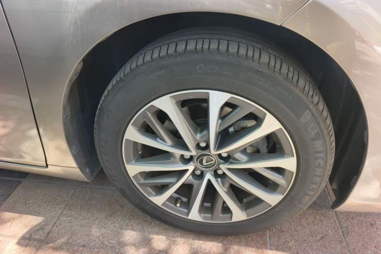 Used Lexus ES 2021 200 Excellence Edition Right Front Wheel Hub
