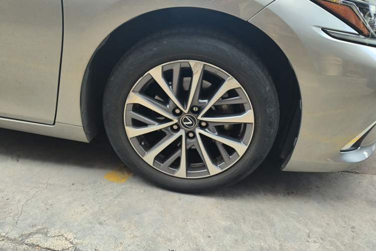 Used Lexus ES 2021 200 Excellence Edition Right Front Wheel Hub