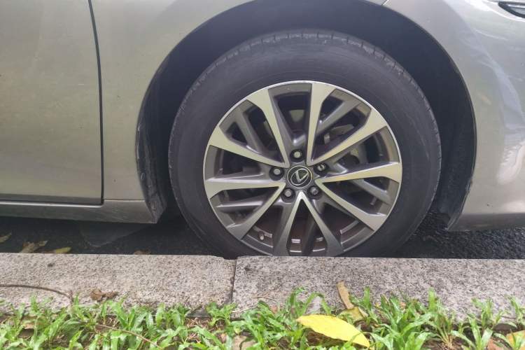 Used Lexus ES 2021 200 Excellence Edition Right Front Wheel Hub