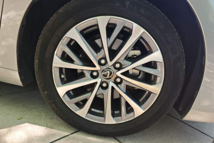 Used Lexus ES 2021 200 Luxury Edition Right Front Wheel Hub