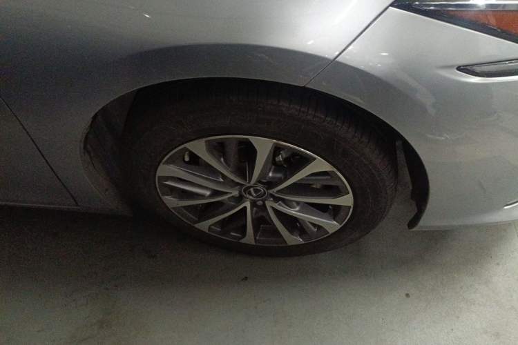 Used Lexus ES 2021 300h Excellence Edition Right Front Wheel Hub