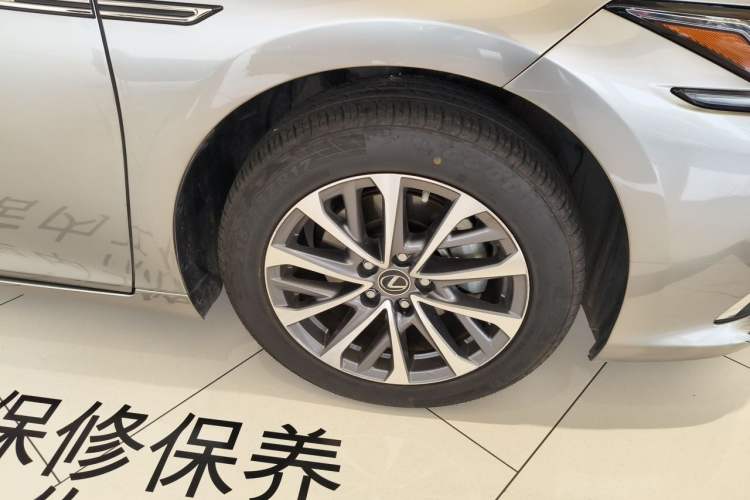 Used Lexus ES 2021 200 Excellence Edition Right Front Wheel Hub