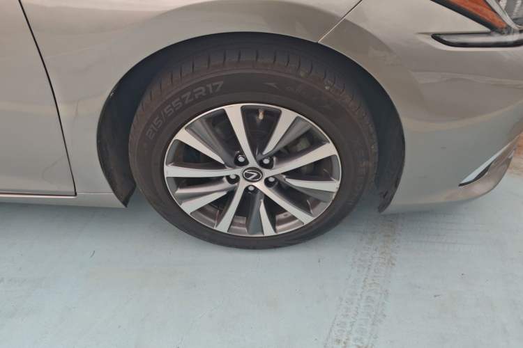 Used Lexus ES 2021 300h Excellence Edition Right Front Wheel Hub