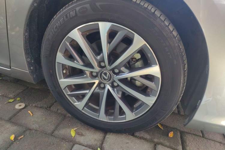 Used Lexus ES 2021 260 Excellence Edition Right Front Wheel Hub