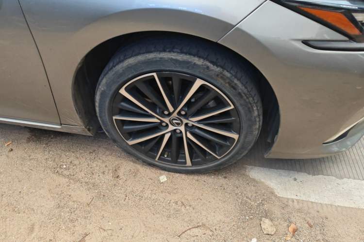 Used Lexus ES 2021 300h Deluxe Edition Right Front Wheel Hub