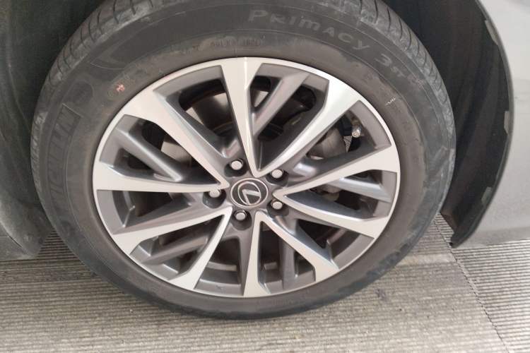 Used Lexus ES 2021 200 Excellence Edition Right Front Wheel Hub