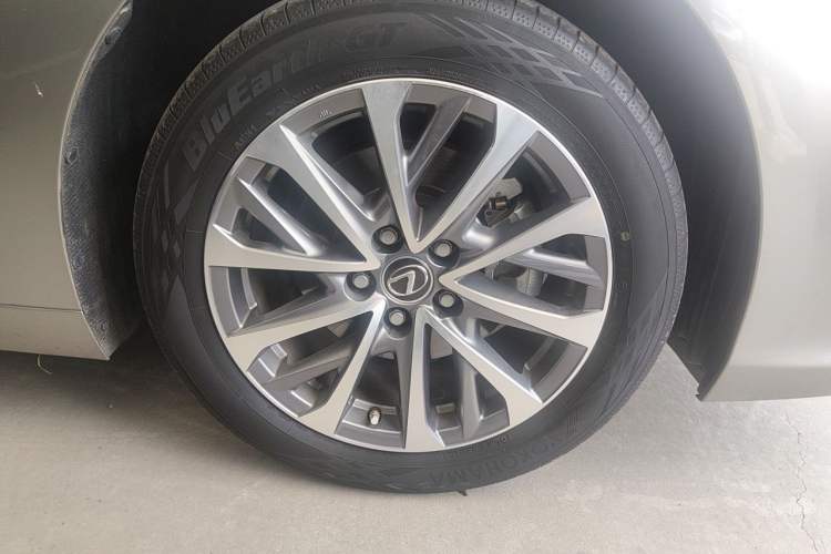 Used Lexus ES 2021 200 Excellence Edition Right Front Wheel Hub