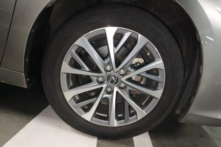 Used Lexus ES 2021 200 Luxury Edition Right Front Wheel Hub