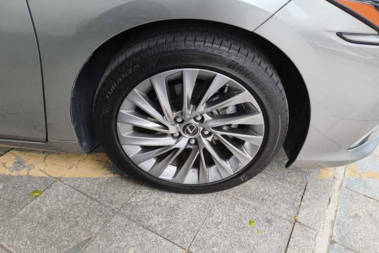 Used Lexus ES 2021 300h Executive Edition Right Front Wheel Hub