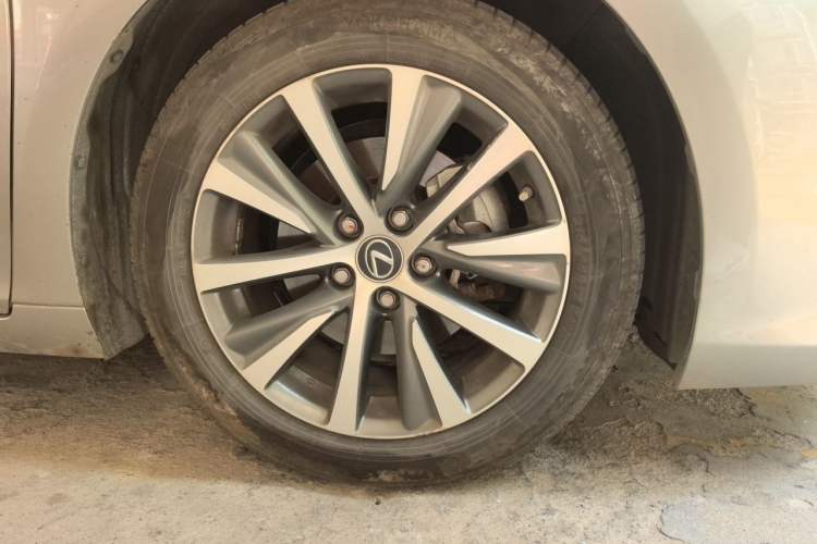 Used Lexus ES 2021 300h Excellence Edition Right Front Wheel Hub