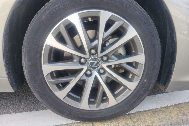Used Lexus ES 2021 200 Excellence Edition Right Front Wheel Hub