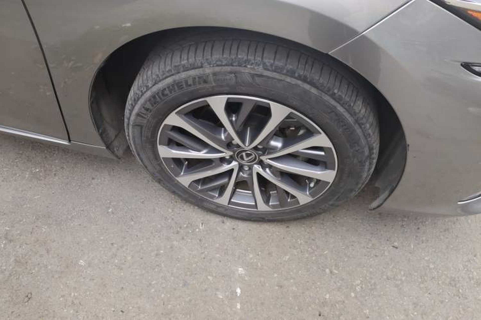 Used Lexus ES 2021 200 Luxury Edition Right Front Wheel Hub