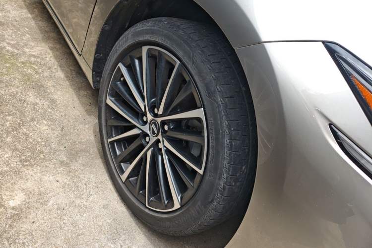 Used Lexus ES 2021 300h Deluxe Edition Right Front Wheel Hub