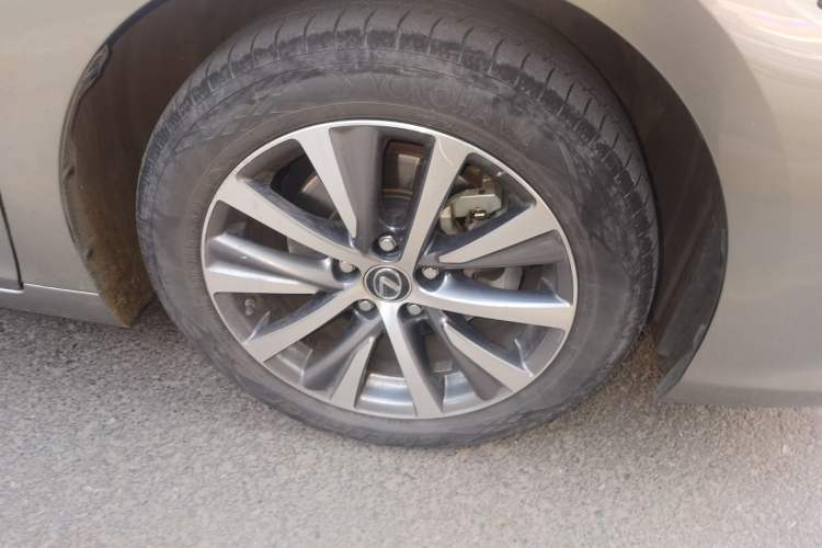 Used Lexus ES 2021 200 Excellence Edition Right Front Wheel Hub