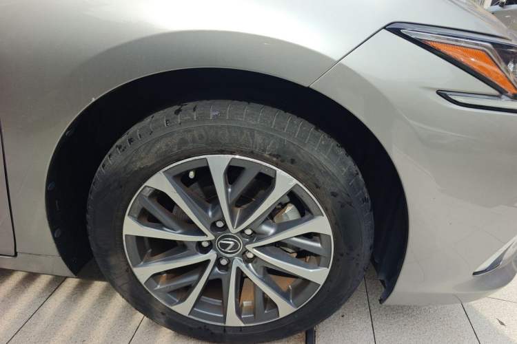 Used Lexus ES 2021 200 Excellence Edition Right Front Wheel Hub
