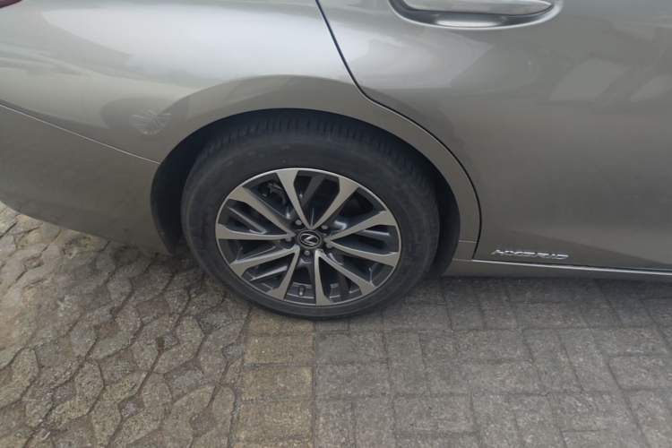 Used Lexus ES 2021 300h Excellence Edition Right Rear Wheel Hub