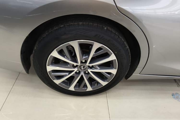 Used Lexus ES 2021 200 Excellence Edition Right Rear Wheel Hub