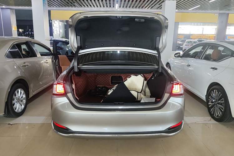Used Lexus ES 2021 300h Excellence Edition Trunk