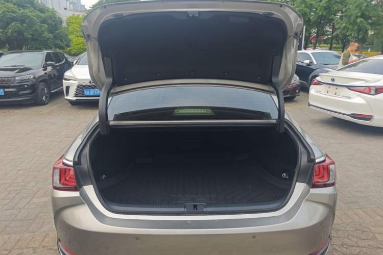 Used Lexus ES 2021 300h Excellence Edition Trunk