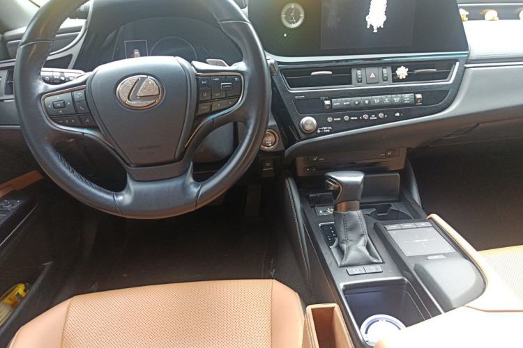 Used Lexus ES 2021 260 Excellence Edition Center Console
