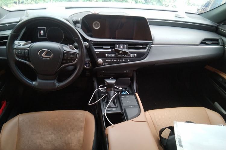Used Lexus ES 2021 300h Excellence Edition Center Console