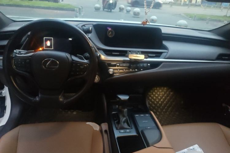 Used Lexus ES 2021 200 Excellence Edition Center Console