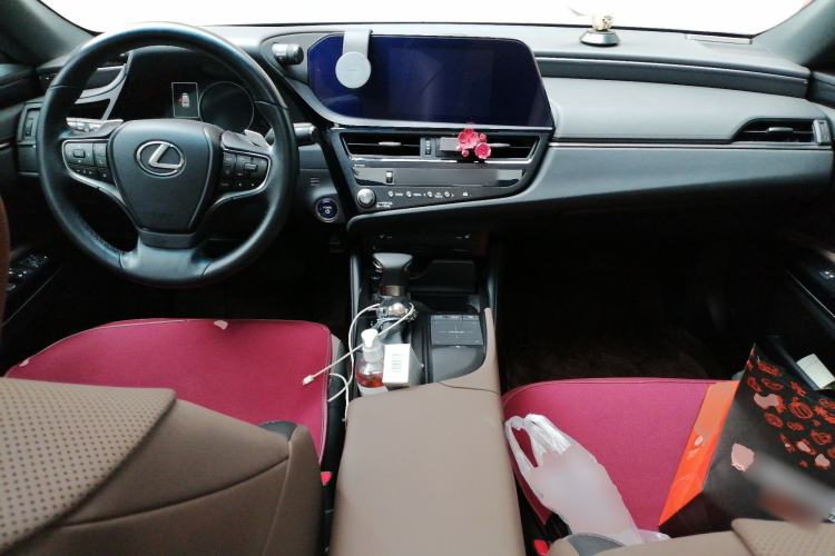 Used Lexus ES 2021 300h Excellence Edition Center Console