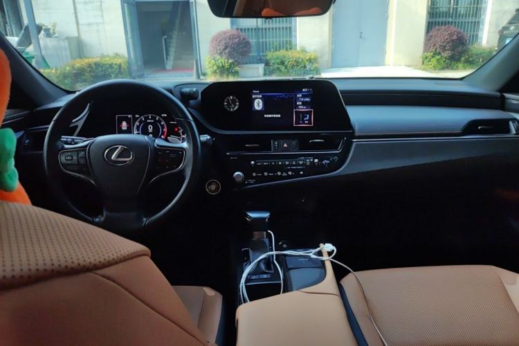 Used Lexus ES 2021 200 Excellence Edition Center Console
