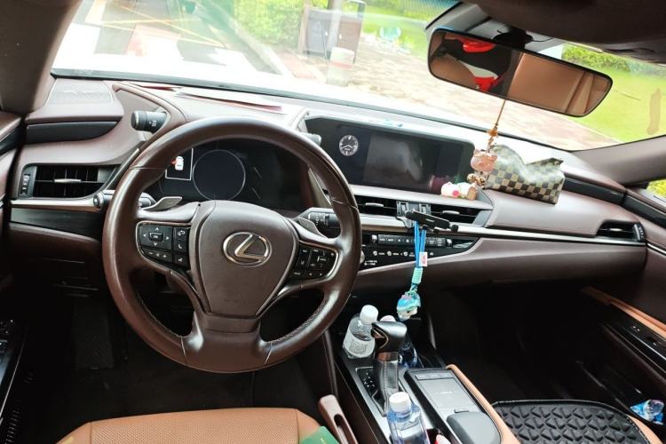 Used Lexus ES 2021 200 Excellence Edition Center Console