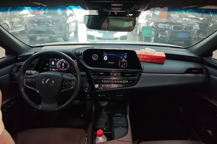 Used Lexus ES 2021 300h Deluxe Edition Center Console