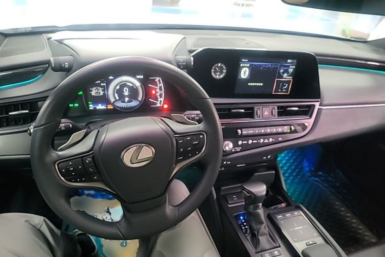 Used Lexus ES 2021 300h Excellence Edition Center Console