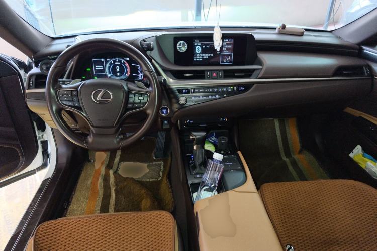 Used Lexus ES 2021 300h Excellence Edition Center Console