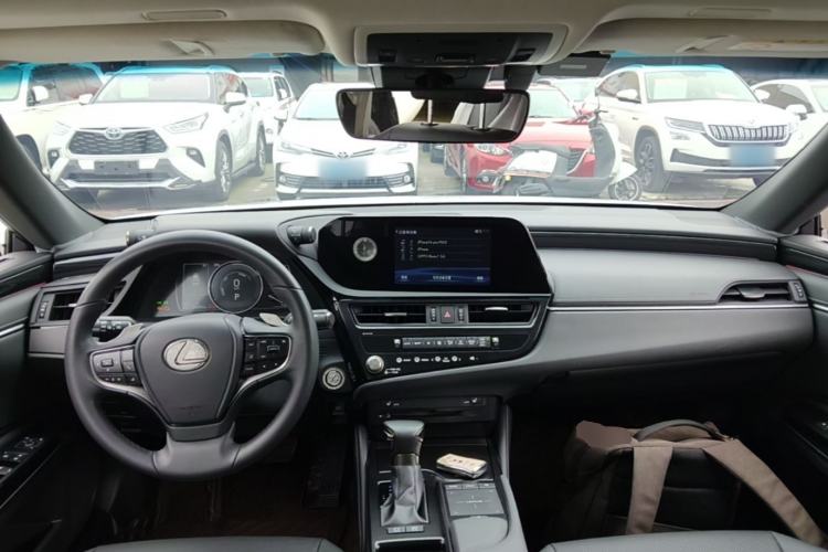 Used Lexus ES 2021 300h Excellence Edition Center Console