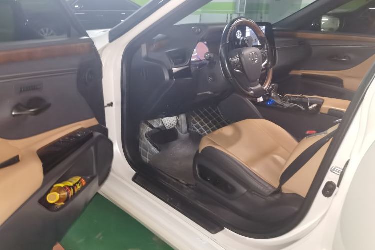 Used Lexus ES 2021 200 Luxury Edition Driver Seat