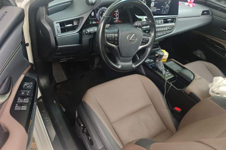 Used Lexus ES 2021 300h Deluxe Edition Driver Seat
