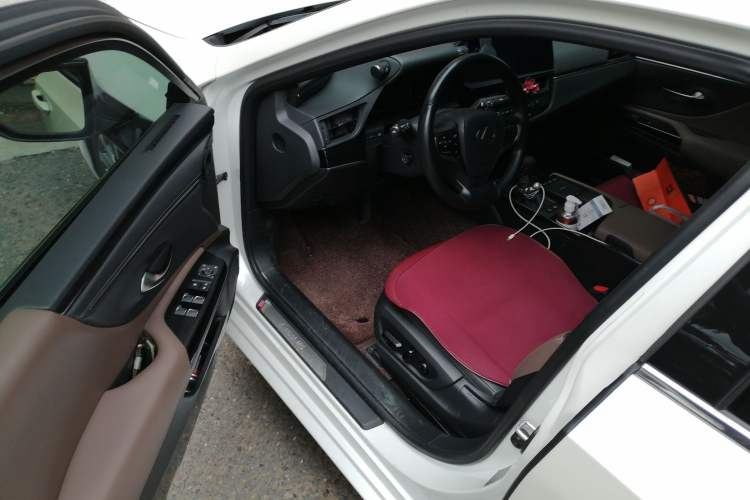 Used Lexus ES 2021 300h Excellence Edition Driver Seat