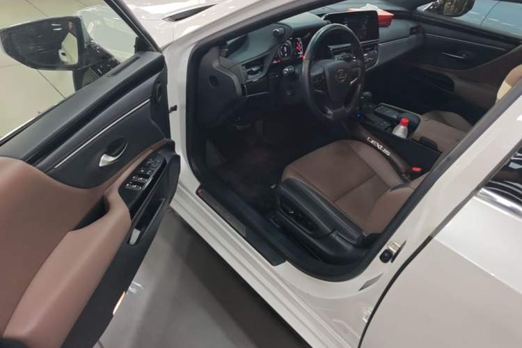 Used Lexus ES 2021 300h Deluxe Edition Driver Seat