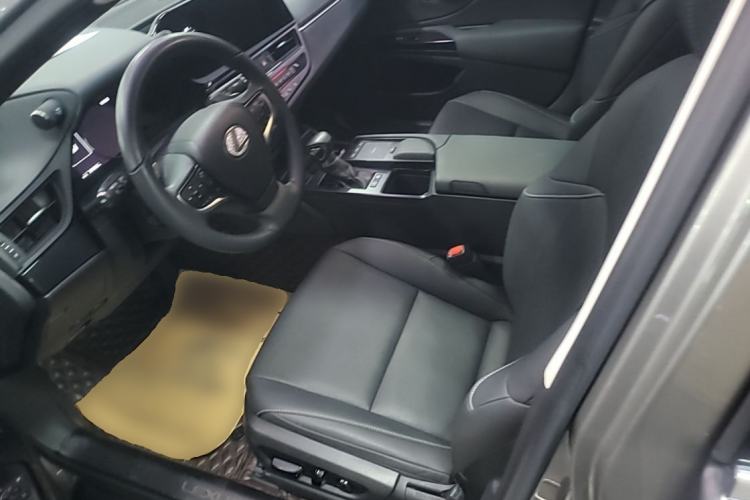 Used Lexus ES 2021 300h Excellence Edition Driver Seat