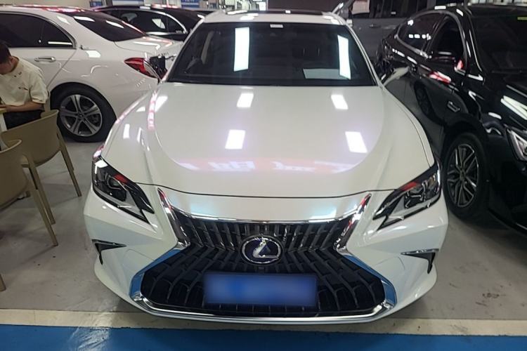 Used Lexus ES 2021 300h Excellence Edition Front