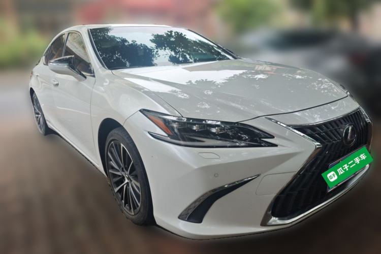 Used Lexus ES 2021 300h Deluxe Edition Front Right 45 Deg