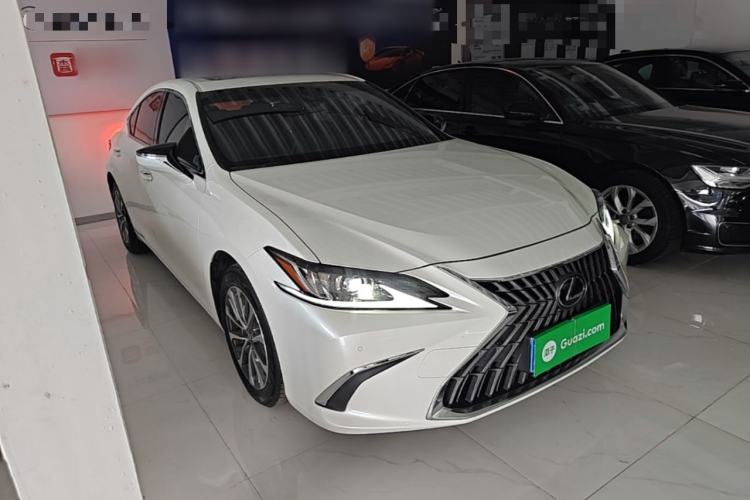 Used Lexus ES 2021 200 Excellence Edition Front Right 45 Deg