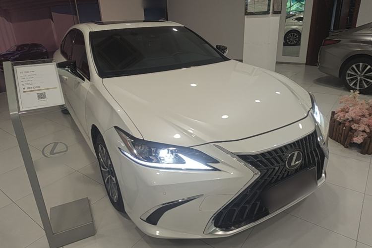Used Lexus ES 2021 200 Excellence Edition Front Right 45 Deg