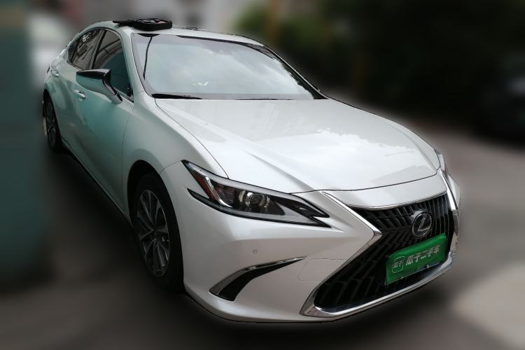 Used Lexus ES 2021 300h Excellence Edition Front Right 45 Deg