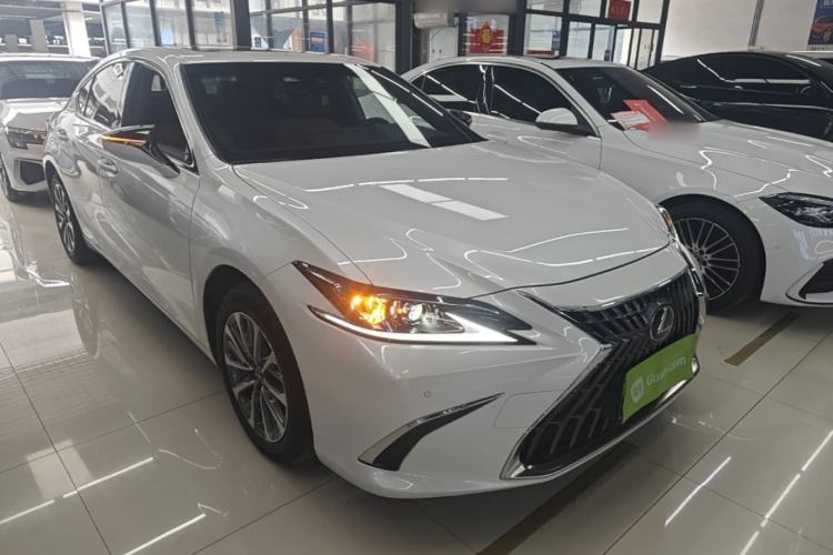 Used Lexus ES 2021 200 Excellence Edition Front Right 45 Deg