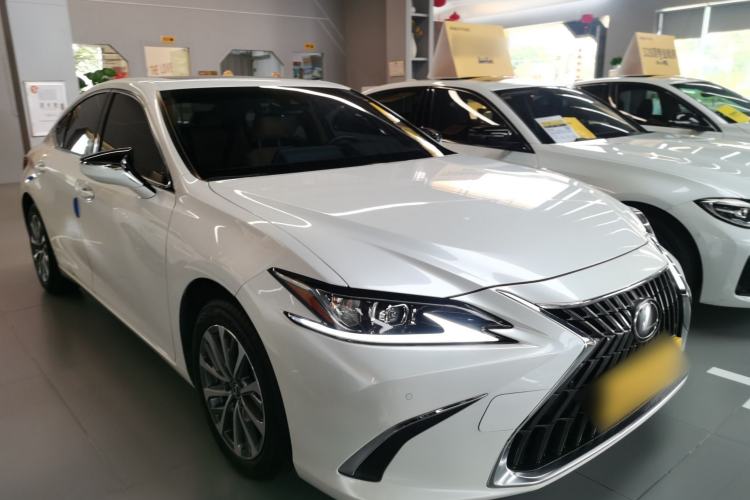 Used Lexus ES 2021 200 Excellence Edition Front Right 45 Deg