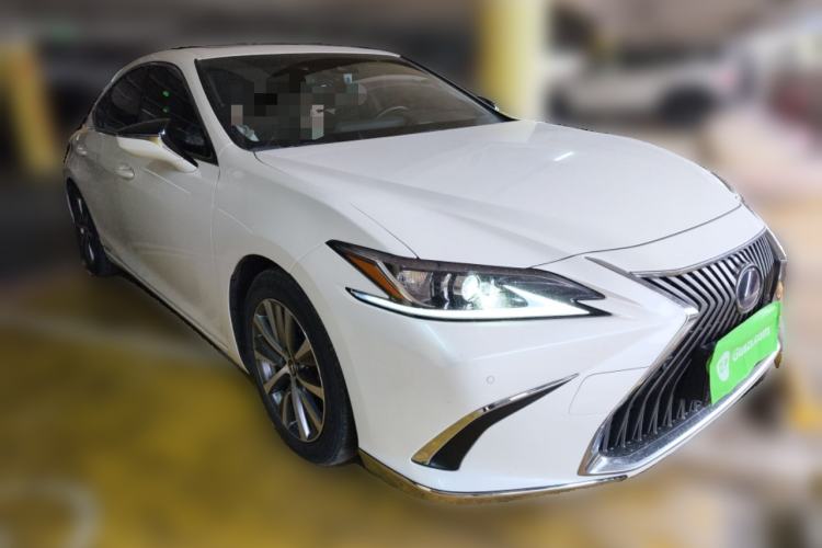 Used Lexus ES 2021 300h Excellence Edition Front Right 45 Deg