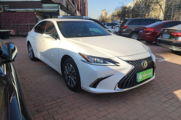 Used Lexus ES 2021 200 Excellence Edition Front Right 45 Deg