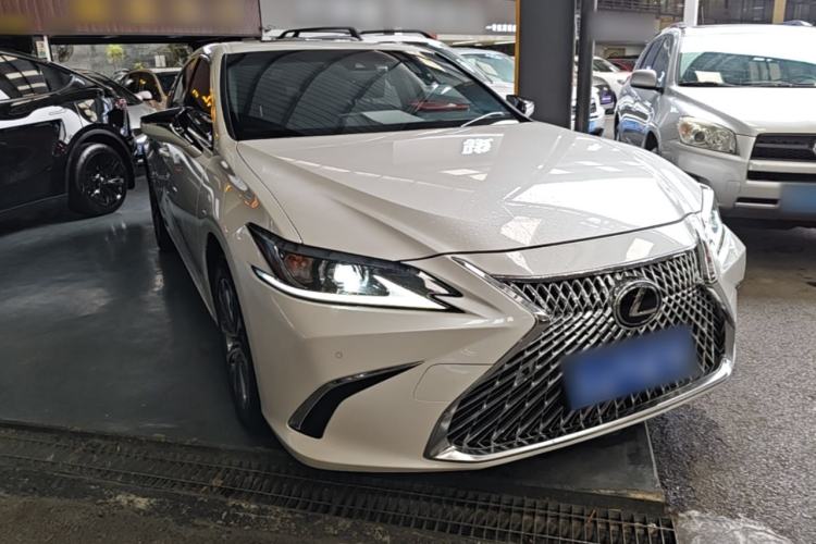 Used Lexus ES 2021 200 Excellence Edition Front Right 45 Deg