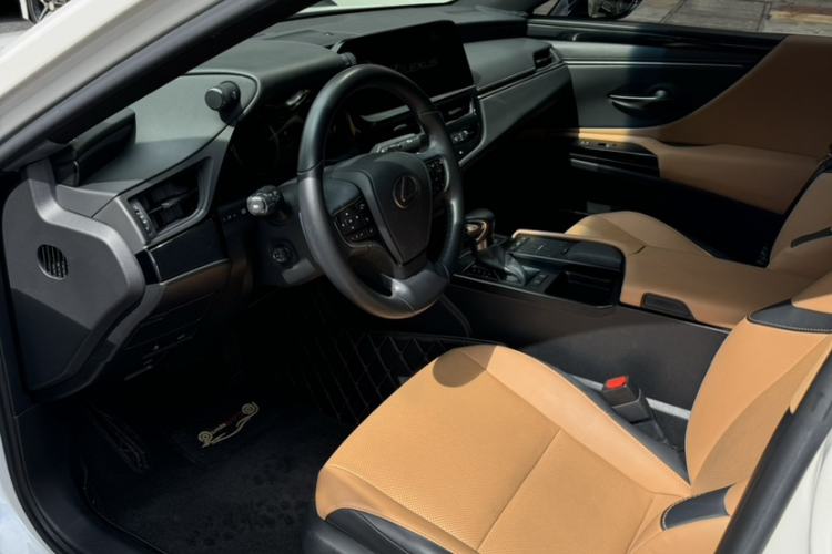 Used Lexus ES 2021 200 Excellence Edition Interior 2